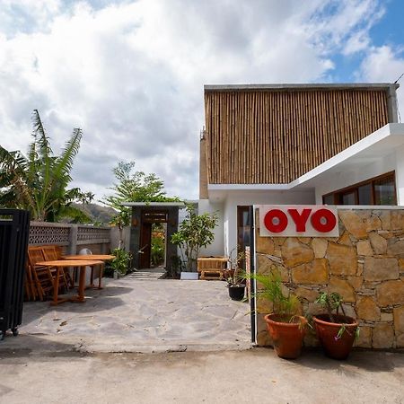 Oyo 1493 Surya Villa Selong Belanak Exterior foto