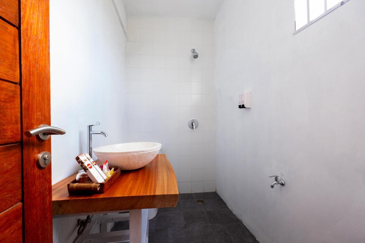 Oyo 1493 Surya Villa Selong Belanak Exterior foto