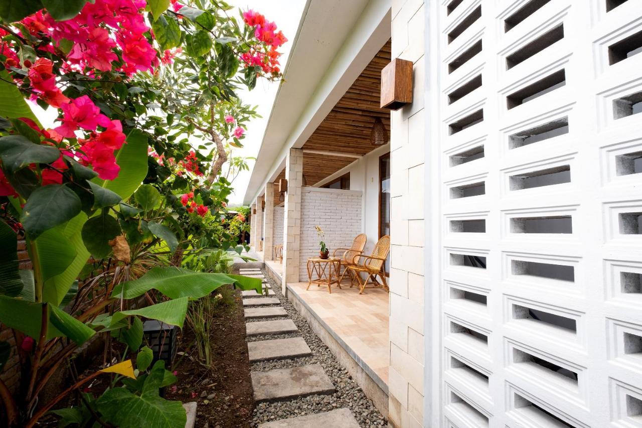 Oyo 1493 Surya Villa Selong Belanak Exterior foto